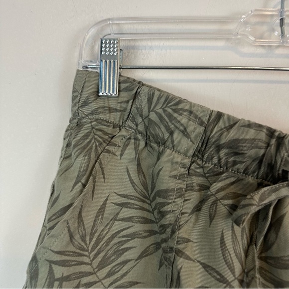NWT GAP Women's Lyocell Drawstring Pull-On Tencel Shorts Olive Jungle Vines Sm - Picture 3 of 6